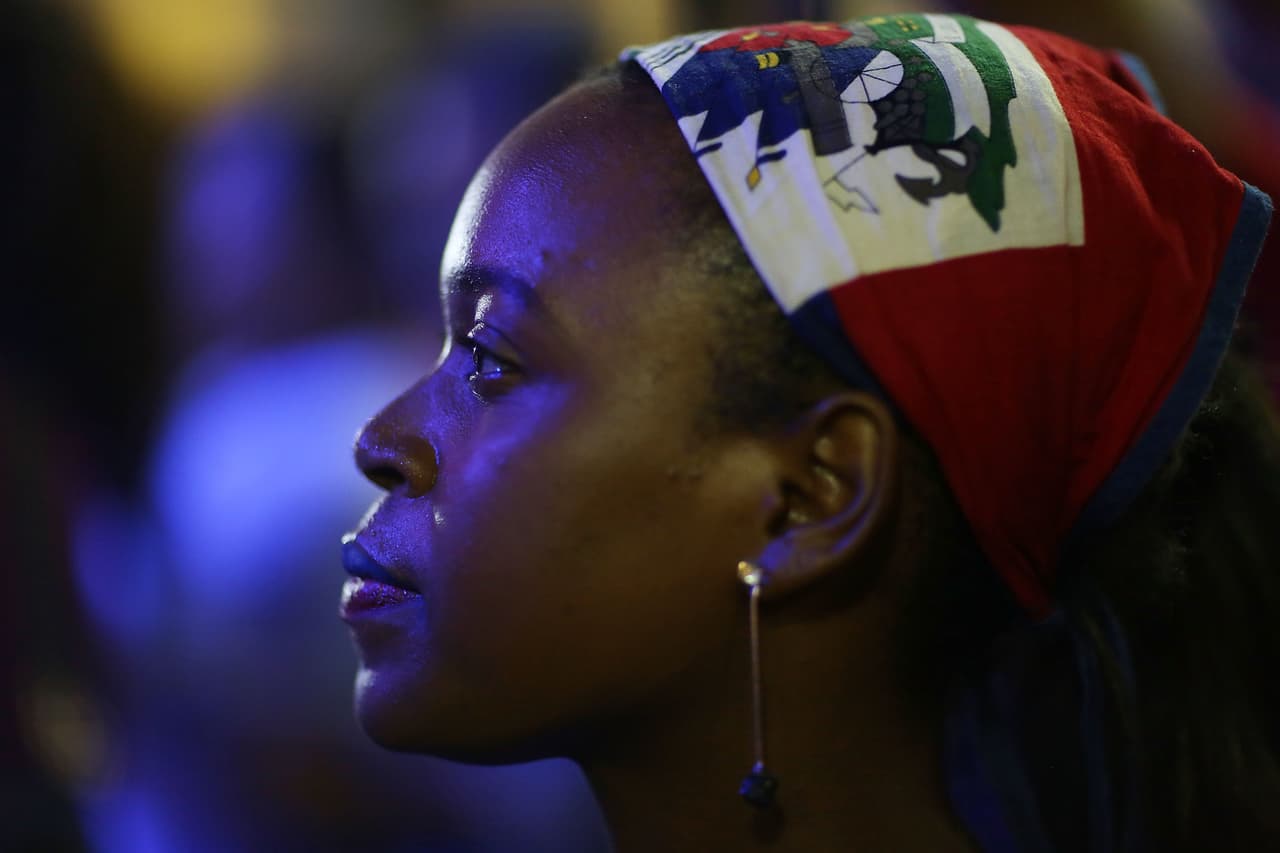 <b>Fin del TPS para haitianos. </b>El
<b> </b>Estatus de Protección Temporal (TPS) con el que viven legalmente en EEUU cerca de 60,000 haitianos fue activado en 2010 por Barack Obama después del terremoto que devastó el país caribeño en 2010 y fue 
<b><a href="https://www.univision.com/noticias/inmigracion/eeuu-cancela-el-tps-de-haiti-y-da-a-sus-beneficiarios-hasta-julio-de-2019-para-salir-del-pais">eliminado por el Departamento de seguridad Nacional de la administración de Donald Trump</a></b> el 20 de noviembre de 2017. En la fotografía, una inmigrante haitiana asiste a un evento por la extensión de TPS en La pequeña Haití. Miami, 22 de julio 2017.