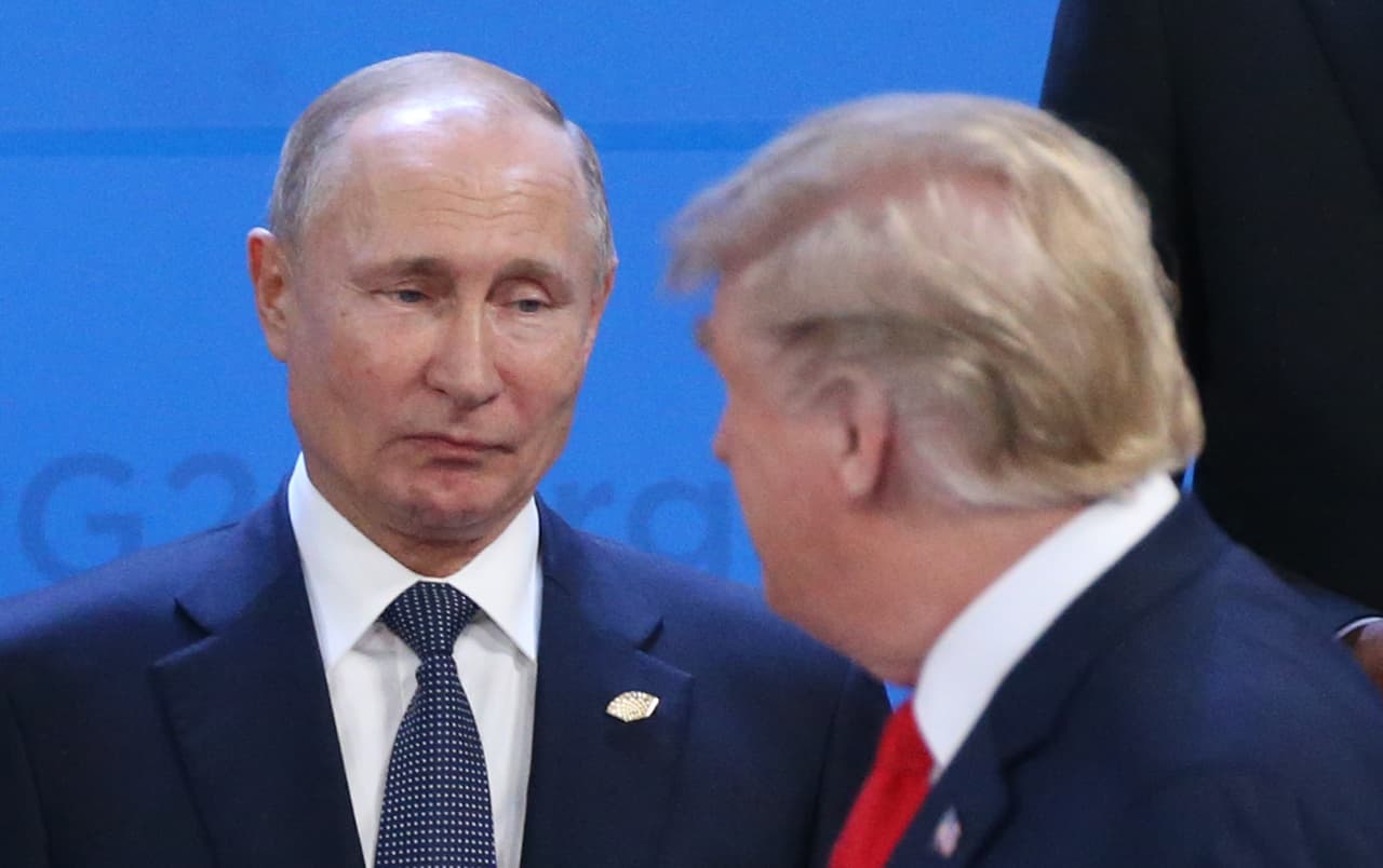 Los mandatarios se cruzaron en la ceremonia de bienvenida de la cumbre del G20 celebrada en Buenos Aires, Argentina, en noviembre de 2008. A última hora 
<a href="https://www.univision.com/noticias/relaciones-internacionales/trump-cancela-su-encuentro-con-putin-en-el-g-20-por-la-crisis-en-ukrania"><u>Trump canceló un encuentro con Putin por la nueva crisis entre Ucrania y Rusia</u></a>.