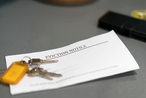 El CDC recomienda a cualquier persona que no esté segura de si está cubierta por la nueva orden que se comunique con el Departamento de Vivienda y Desarrollo Urbano de EE. UU. llamando al (800) 569-4287 o que se comunique con un asesor de vivienda local.