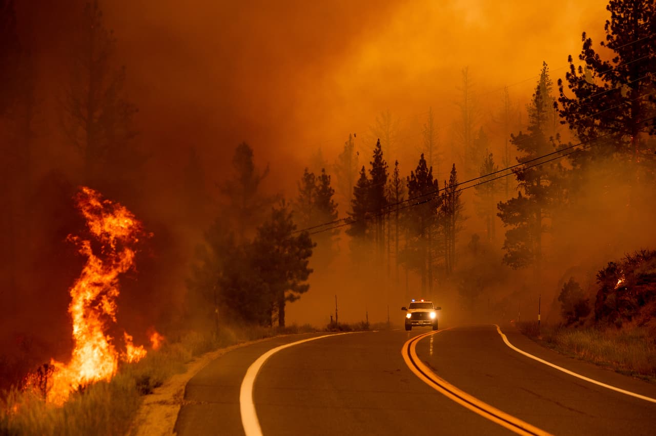 Las autoridades ampliaron las evacuaciones, que ahora afectan a unos 2,000 habitantes de un área en gran medida rural que cuenta con lagos y refugios de vida silvestre. Hay unos 70 incendios activos y áreas donde se entremezclan varios, todo lo cual ha quemado casi 4,297 kilómetros cuadrados (1,659 millas cuadradas) en Estados Unidos, indicó el Centro Nacional Interagencial de Bomberos