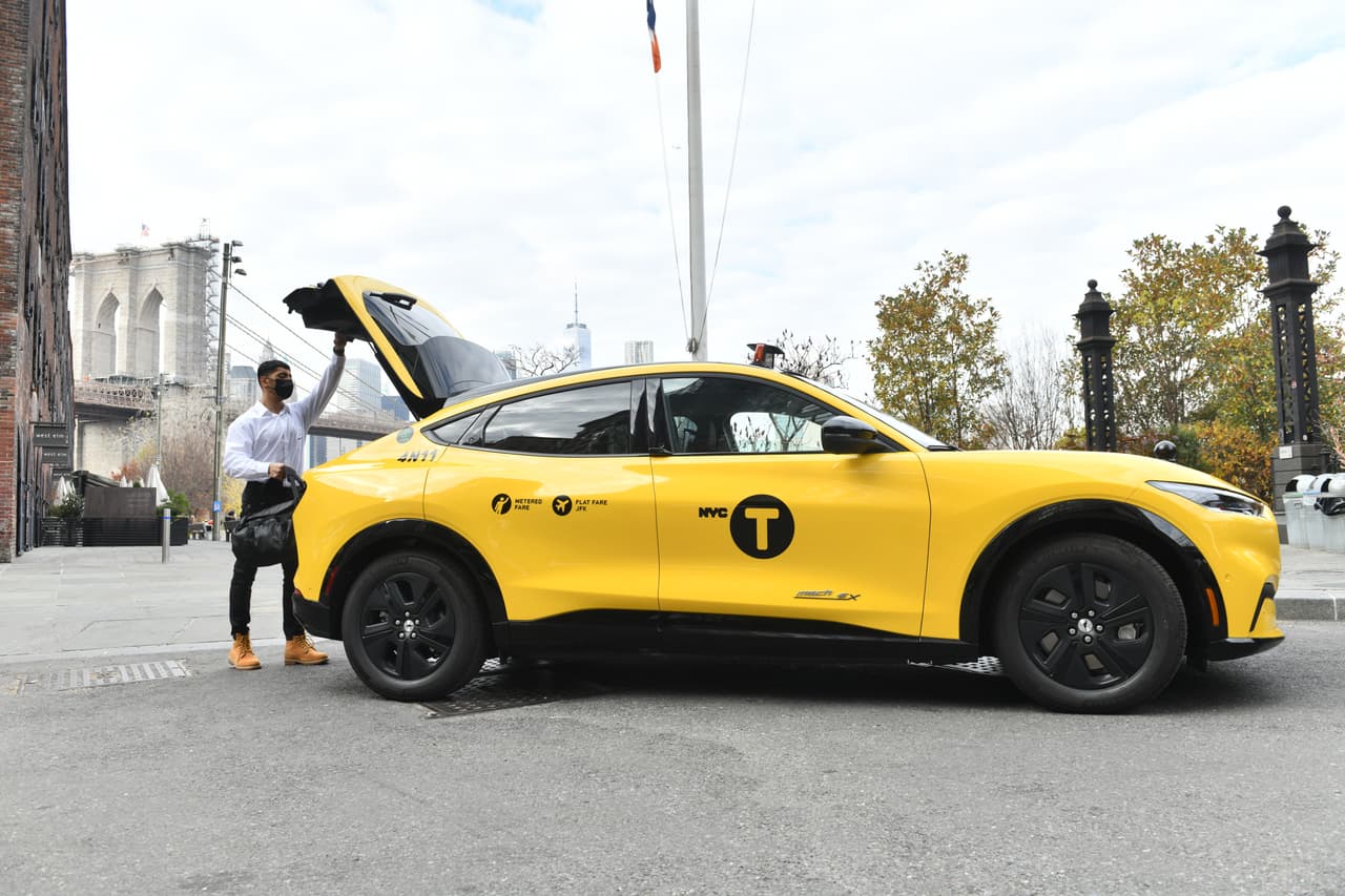 La crossover eléctrica Mustang Mach-E de Ford reemplazó a la Tesla Model Y como la recomendación principal en el segmento de los autos eléctricos de Consumers Report.