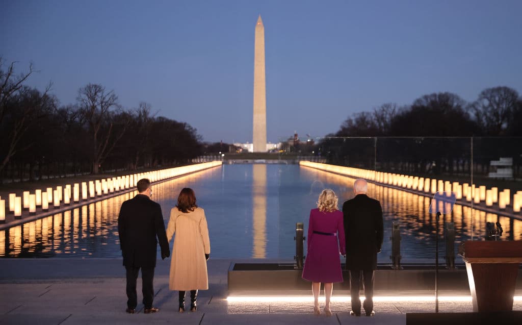 El 19 de enero de 2021, en vísperas de su toma de posesión, el presidente Joe Biden encabezó una ceremonia en el Lincoln Memorial para recordar a los 400,000 estadounidenses 
<b>muertos a causa del covid-19</b>. Lo hizo junto a la primera dama Jill Biden y a la vicepresidenta Kamala Harris y su esposo Doug Emhoff.