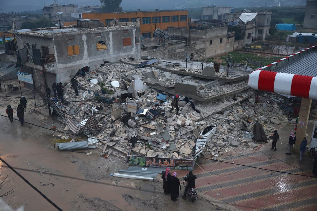 La violencia de los terremotos y los bajos estándares de las construcciones explican por qué tantos edificios se desplomaron, como el de la imagen, en la ciudad de Azmarin, norte de Siria. Habitantes y rescatistas llevaron a un hospital los cuerpos de varios niños envueltos en sábanas.