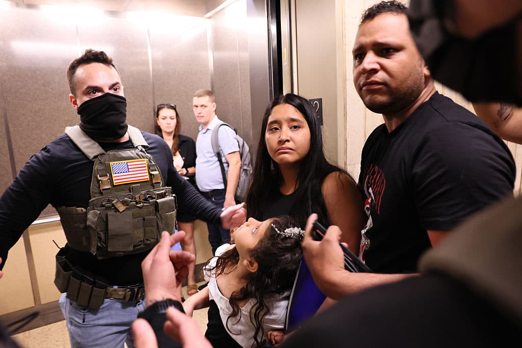 El 30 de junio de 2025, agentes federales intentan detener a un individuo, que luego es liberado, al salir del Jacob K. Javitz Federal Building en Nueva York. Según UC Berkeley, las detenciones han crecido significativamente en 38 estados, generando controversia en las cortes. (Foto por Michael M. Santiago/Getty Images)
<br>