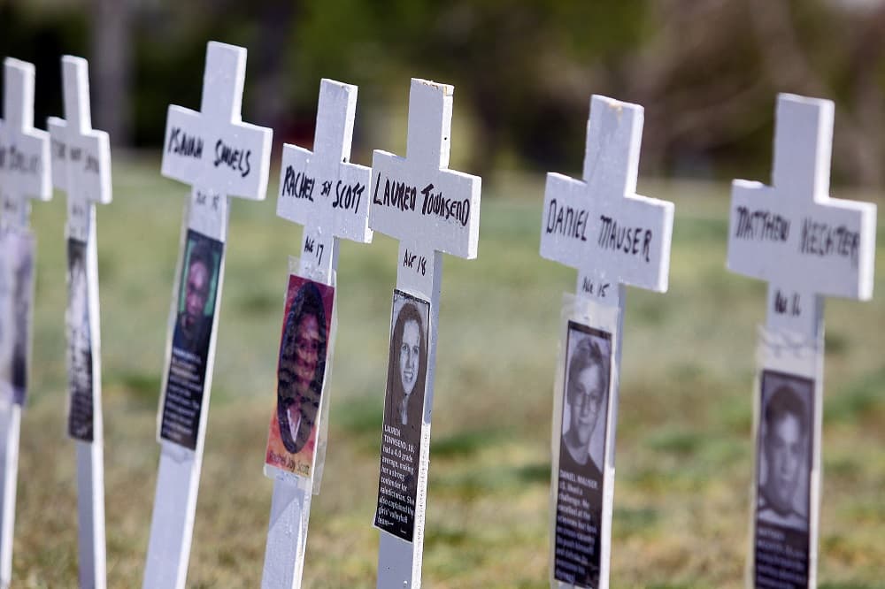 La matanza de Columbine, Corolado, ocurrió el 20 de abril de 1999. Dos estudiantes de 17 y 18 años, Eric Harris y Dylan Klebold, acabaron con la vida de 13 personas e hirieron 23 en una escuela de Littleton cuyo nombre se convirtió en sinónimo de ataque en un centro de estudios. Los dos jóvenes se suicidaron.
