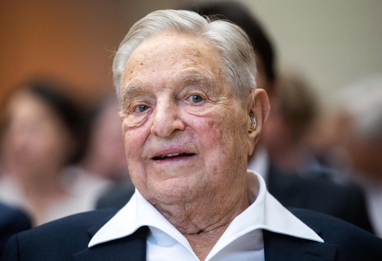 <b>Puesto 4. George Soros, 130 millones de dólares.</b> El inversionista y creador de la fundación Open Society ha hecho aportes para la ayuda de poblaciones vulnerables y trabajadores de bajos ingresos, entre otras causas. Las donaciones que ha realizado corresponden al 
<b>1,57%</b> de su fortuna total.
<br>