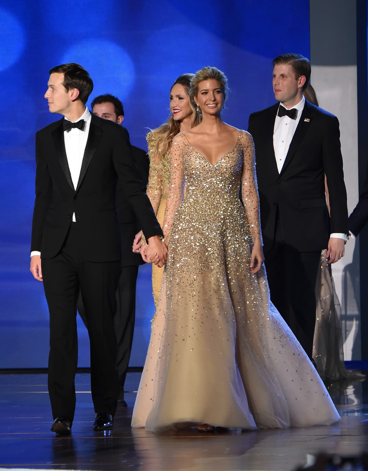 Si bien su armario ha permanecido un poco huérfano de famosas marcas o diseñadores que reivindiquen la autoría de sus atuendos, para la noche de posesión el pasado 20 de enero, la hija mayor del presidente Trump sí que hizo gala de su pasión por la moda. Para toda la velada eligió nombres relevantes de la industria, que para sorpresa de muchos terminaron siendo los dos de origen latinoamericano. En el baile usó un vestido de escote tipo corazón con bordados de lentejuelas de la venezolana Carolina Herrera.