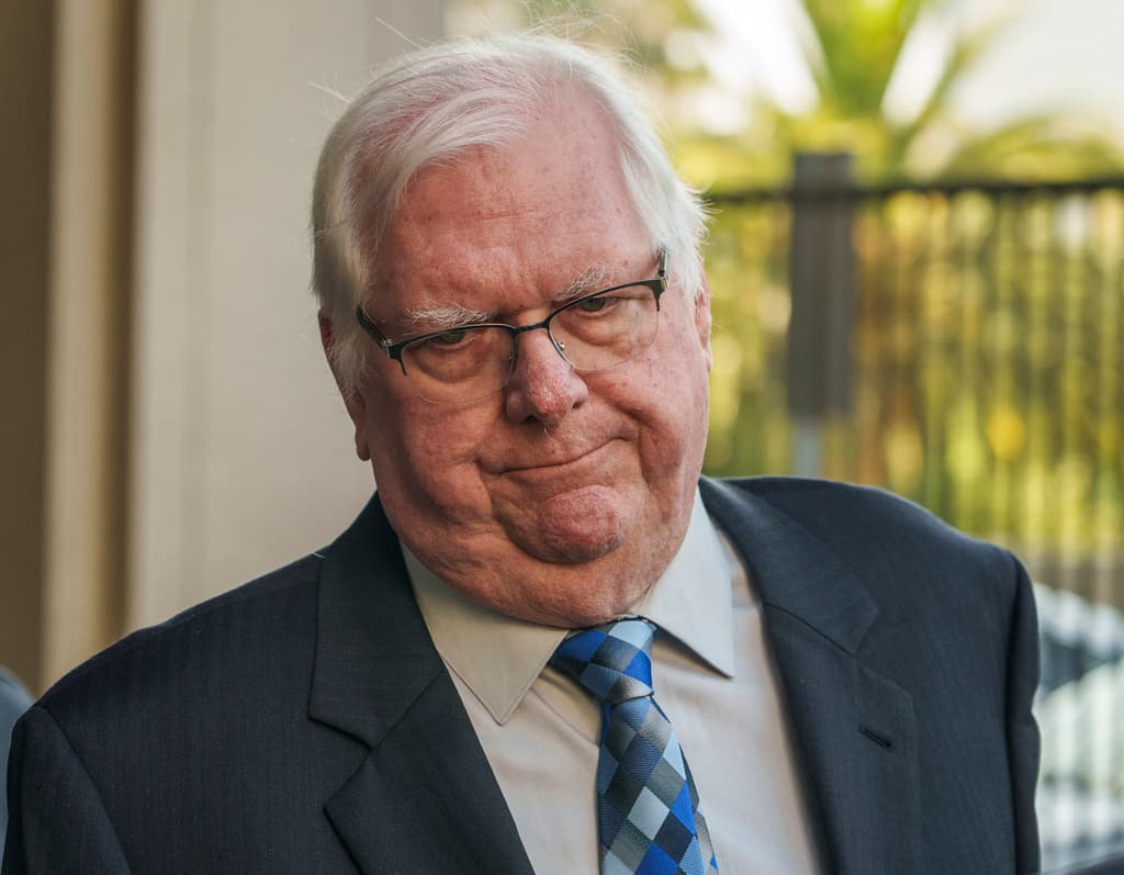 Ferguson admitió ante el jurado que discutió con su esposa durante la cena y al regresar a casa, se sirvió un trago para ver uno de los capítulos finales de 
<b><a href="https://www.univision.com/local/arizona-ktvw/breaking-bad-la-casa-de-walter-white-esta-disponible-por-esta-cantidad" target="_blank">la serie 'Breaking Bad'</a></b>. Según su recuerdo, escuchó que su esposa le pidió guardar el arma de fuego. Cuando se dobló para sacarla, se le disparó, de forma accidental, ha insistido.