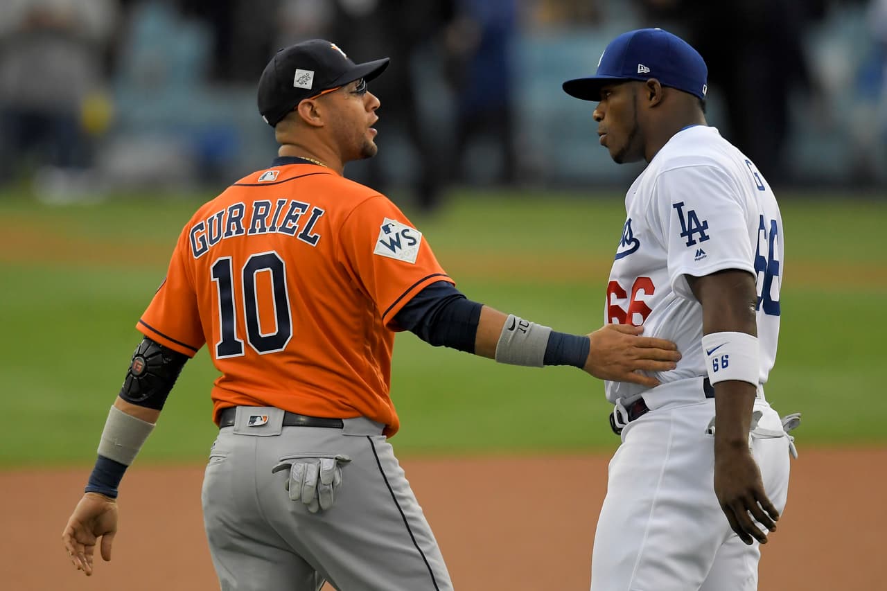 El primera base de los Astros, Yuli Gurriel, saludó al jardinero derecho de los Dodgers Yasiel Puig antes del Juego 7 de la Serie Mundial.