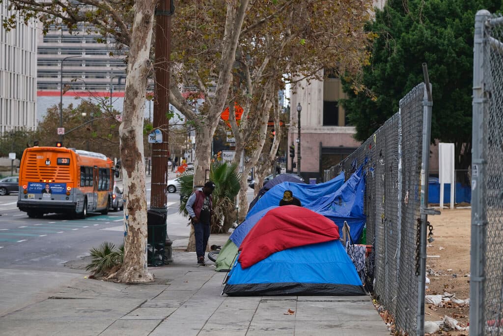 <h3 class="cms-H3-H3">Medida O, que habla sobre los refugios de emergencia en la ciudad</h3>
<br>Se propone actualizar la Ley de Ejecución y Refugio de Emergencia de la Ciudad de Sacramento, para condicionar la aplicación de la 
<b>ordenanza de campamentos ilegales </b>de la ciudad sobre la disponibilidad de espacio para crear refugios.
