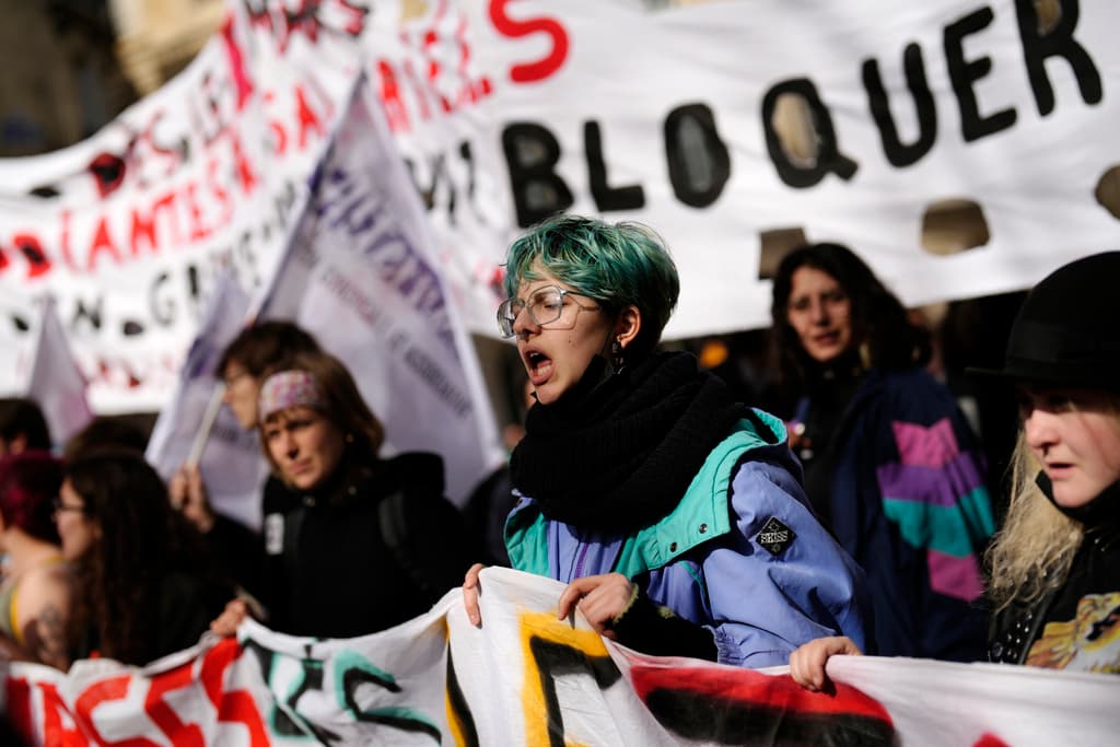 Desde su llegada al poder en 2017, Emmanuel Macron, cuya personalidad suscita admiración o rechazo, ha enfrentado períodos complicados, entre ellos la 
<a href="https://www.univision.com/noticias/manifestaciones/en-fotos-las-protestas-que-han-convertido-paris-en-un-campo-de-batalla-fotos">dura protesta social de los 'chalecos amarillos' en 2018 y 2019</a>. Este movimiento se tradujo en múltiples formas y reivindicaciones, así como en meses marcados por violentas manifestaciones.