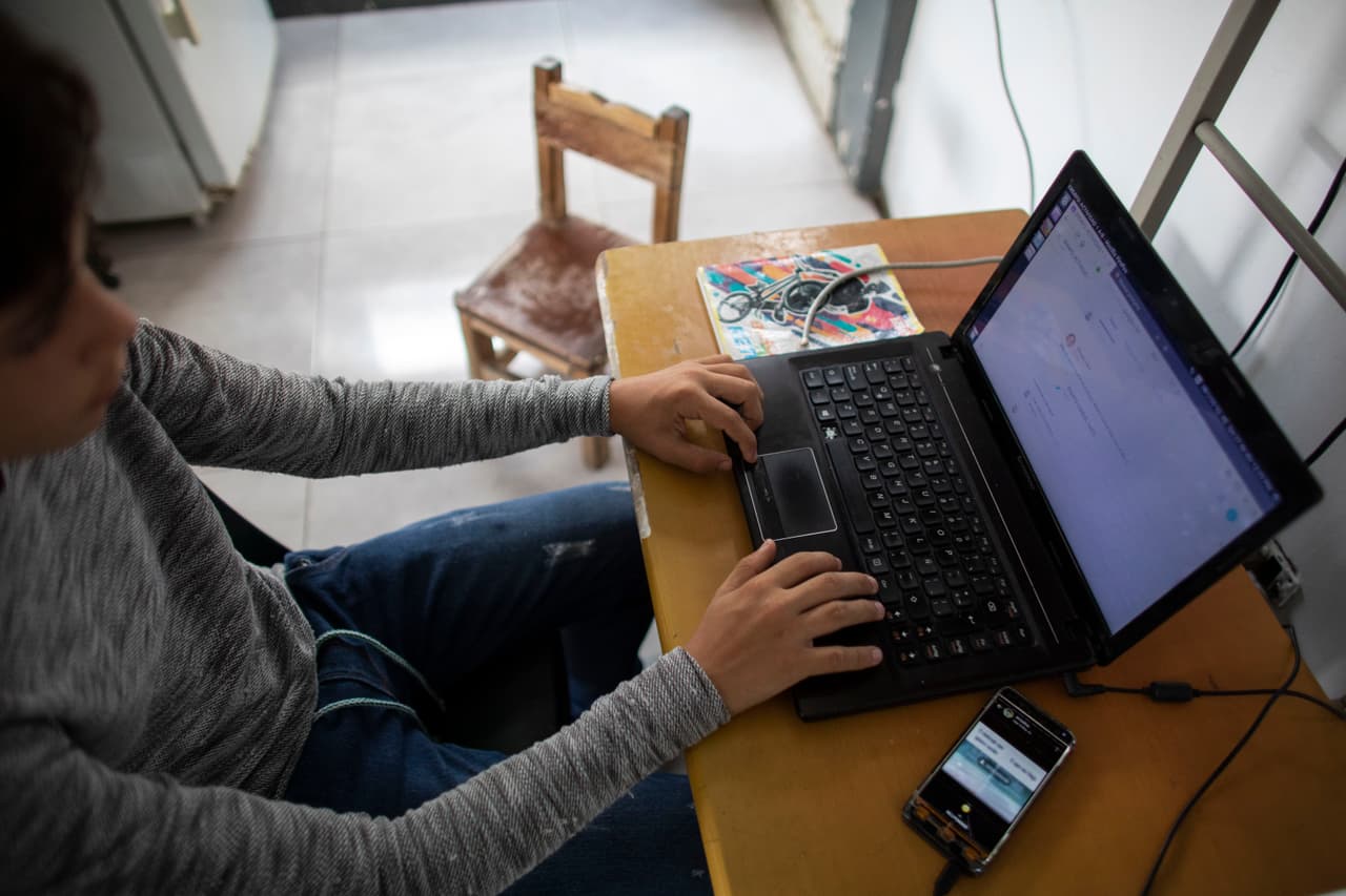 La Comisión Federal de Comunicaciones está ofreciendo un ahorro mensual para conectarte a Internet a través del Programa de Conectividad Asequible. Los hogares que califiquen 
<b>pueden recibir un descuento de hasta 30 dólares mensuales</b>. 
<a href="https://www.univision.com/local/nueva-york-wxtv/requisitos-programa-conectividad-asequible-affordable-connectivity-dinero-internet" target="_blank">Estos son los requisitos: </a>