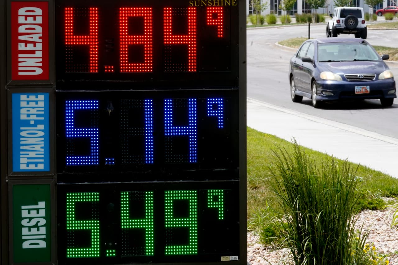 Sigue bajando: el precio promedio de la gasolina cae a $4.68 por galón en EEUU