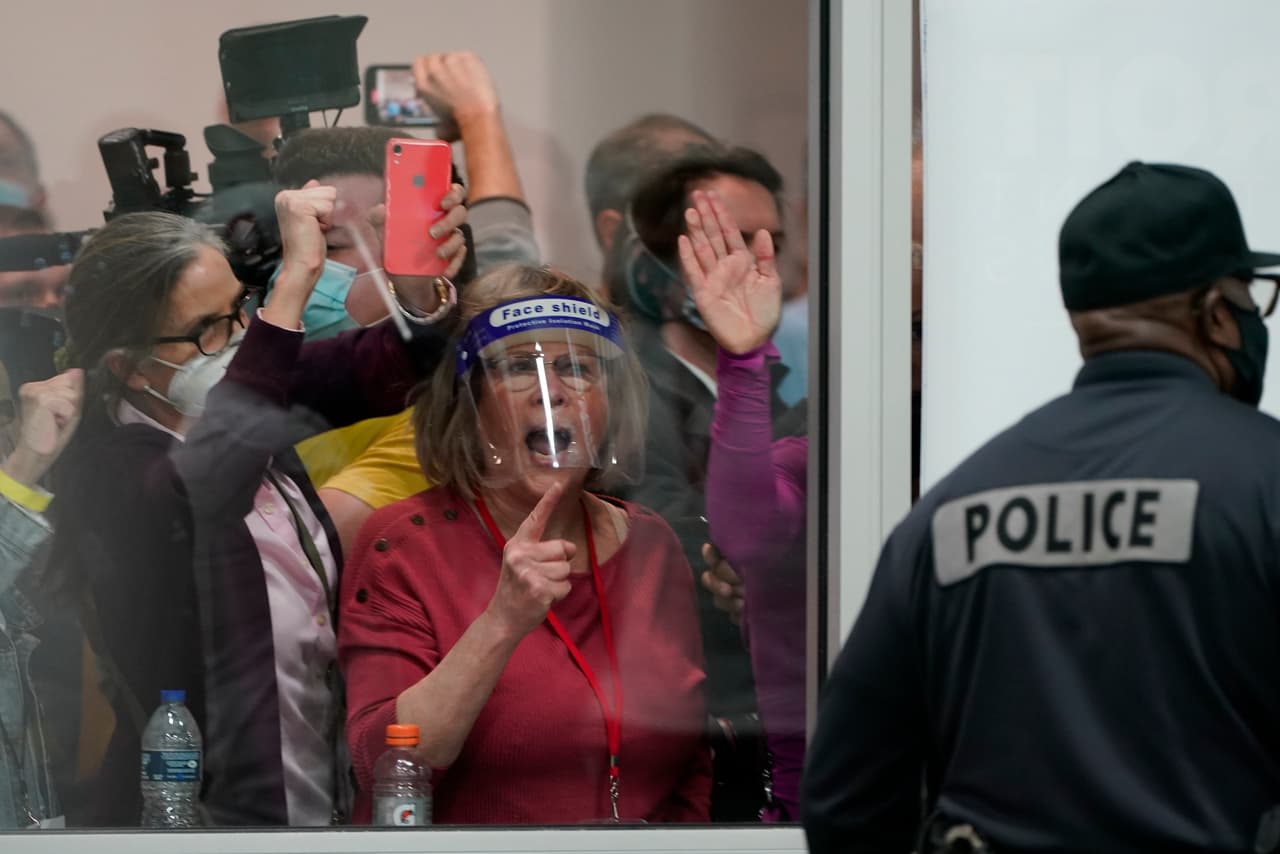 Una multitud en la puerta de un centro de conteo de votos en Detroit, Michigan. En este estado decenas de partidarios del presidente 
<a href="https://www.univision.com/temas/donald-trump"><u>Donald Trump</u></a> convergieron en los centros electorales para pedir que se detuviera el conteo, horas después fue declarada la victoria de 
<a href="https://www.univision.com/temas/joe-biden"><u>Joe Biden</u></a>.