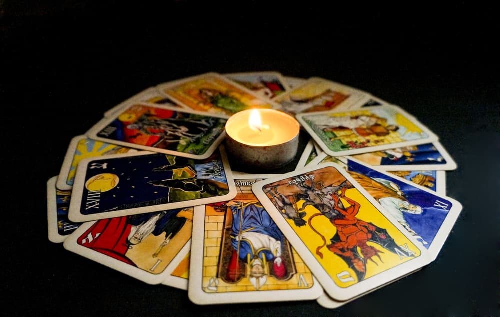 Realmente no hay importancia sobre cómo decidas hacerlo, ya que dependerá de la persona que te lea las cartas (y hay quienes tienen otras modalidades como repartirlas en contra del sentido del reloj). Lo importante simplemente es decidir dónde empezar y asegurarse que esa primera carta simboliza el primer signo del Zodiaco, Aries.
