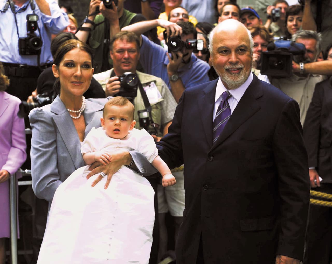 Pero las sorpresas de la cigueña no pararon ahí ya que en mayo de 2010, Angelil anunció que su bella esposa estaba embarazada y que iba a concebir gemelos tras seis intentos de fertilización in vitro.
