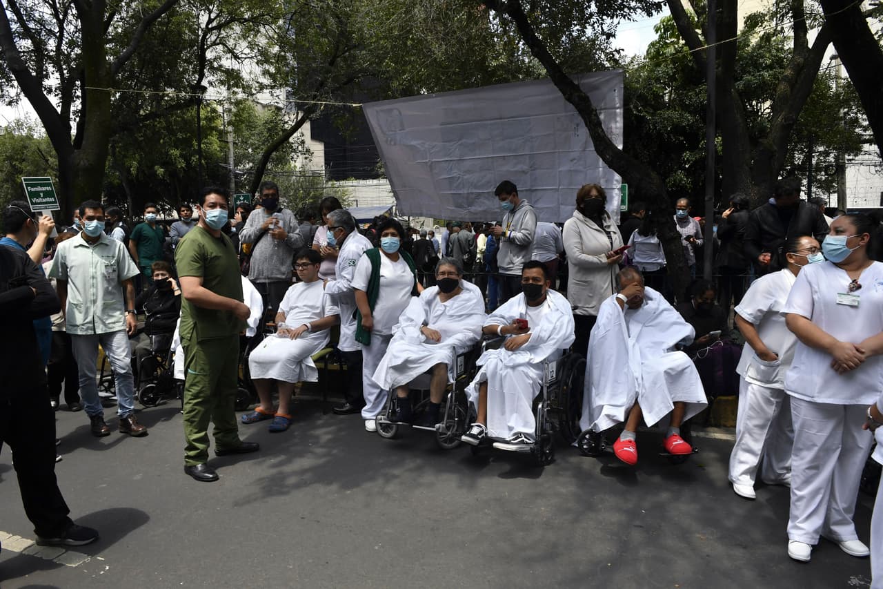 También fueron evacuados los pacientes de un hospital en Ciudad de México tras el primer anuncio inicial de que el sismo tenía una magnitud de 6.8.