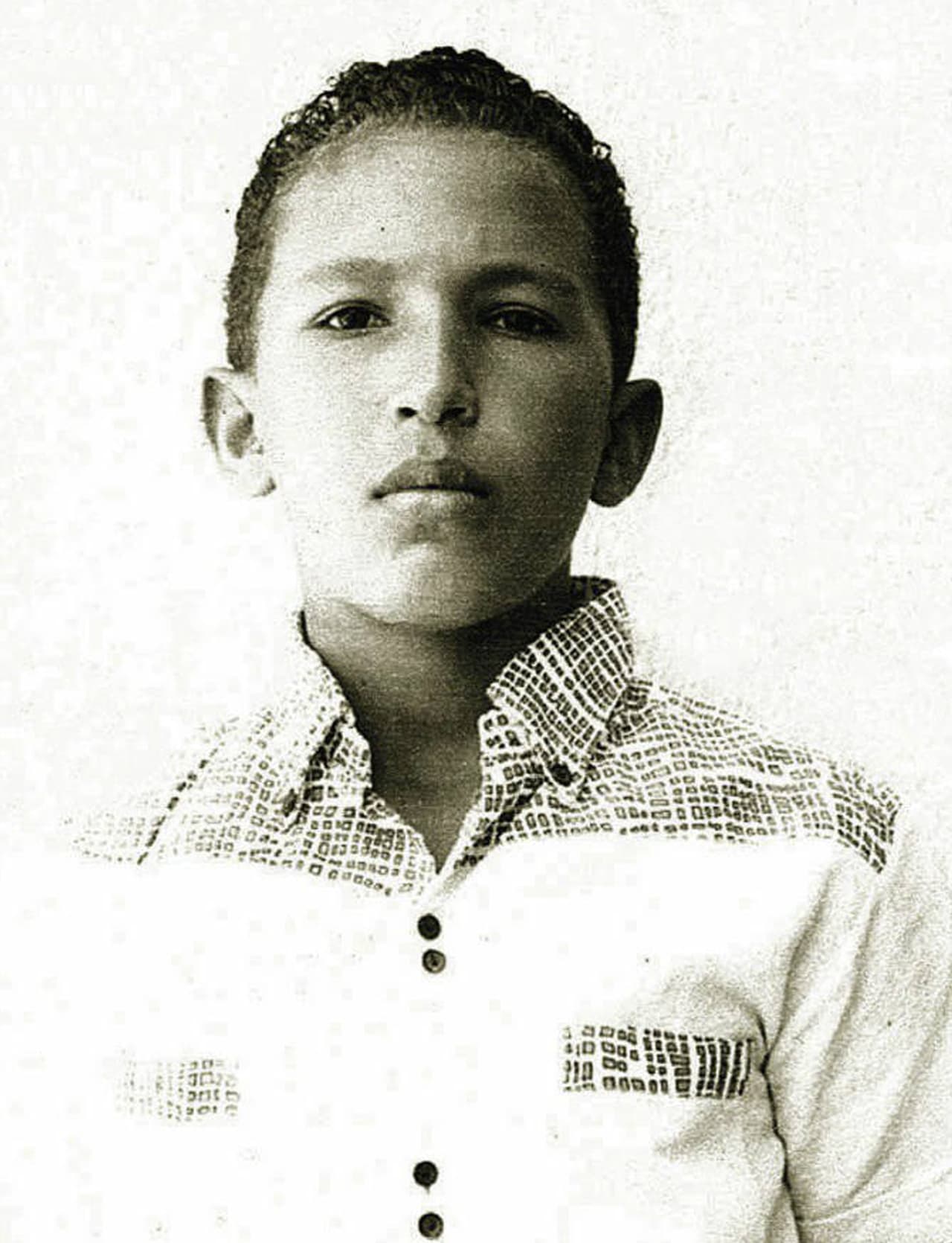 <b>Crianza en el llano.</b> Hugo Rafael Chávez Frías nació el 28 de julio de 1954 en Sabaneta, Barinas, un pueblo a unas 350 millas de Caracas, Venezuela. Fue el segundo de los seis hijos de una pareja de maestros y criado por su abuela paterna, Rosa Inés Chávez. Fotografía de Hugo Chávez en su adolescencia.