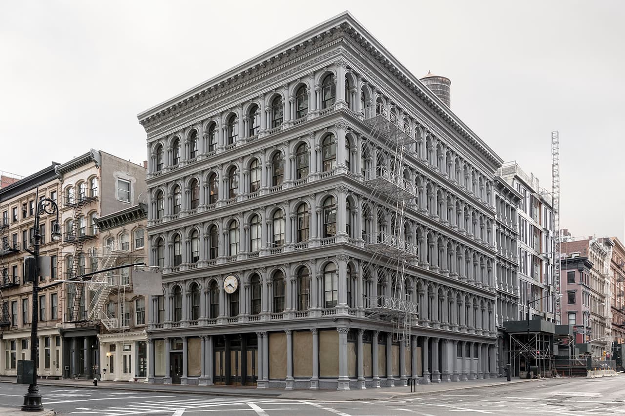 <b>Edificio Haughwout</b>
<br>El año pasado se batió el récord de mayor número de turistas que visitó Nueva York, con 
<a href="http://www.nytimes.com/2016/03/09/nyregion/record-number-of-tourists-visited-new-york-city-in-2015-and-more-are-expected-this-year.html?_r=0">un total de 58.3 millones de visitantes</a>. A esto hay que sumarle los habitantes de la ciudad, unos 8.4 millones según el censo, que pueblan las calles y recorren cada metro del cuadriculado mapa. ¿Cuáles serían las posibilidades de ver la calzada así de desierta?