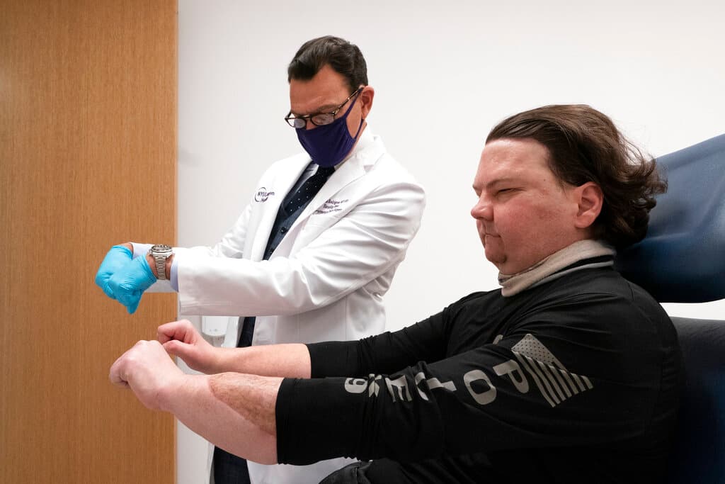 Desde que salió del hospital en noviembre de 2020, DiMeo ha estado en rehabilitación, ha dedicado horas diarias a terapia física, ocupacional y del habla.
<b> "La rehabilitación ha sido bastante intensa", </b>dijo DiMeo a la agencia AP, e implica una gran cantidad de "reentrenamiento para hacer las cosas por su cuenta nuevamente".
