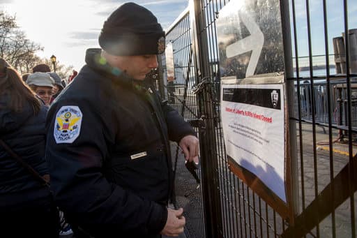 Un oficial de parques coloca un aviso del cierre en la entrada del ferry. Se pueden pedir reembolsos e información de los cruceros en 
<a href="https://www.statuecruises.com/">www.statuecruises.com</a>, señala un tuit de la cuenta oficial de la Estatua de la Libertad y Ellis Island.