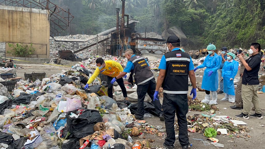 Oficiales forenses de la policía tailandesa investigan un basurero mientras buscan partes del cuerpo de un cirujano colombiano en la isla de Koh Phagnan, en el sur de Tailandia, el viernes 4 de agosto de 2023.