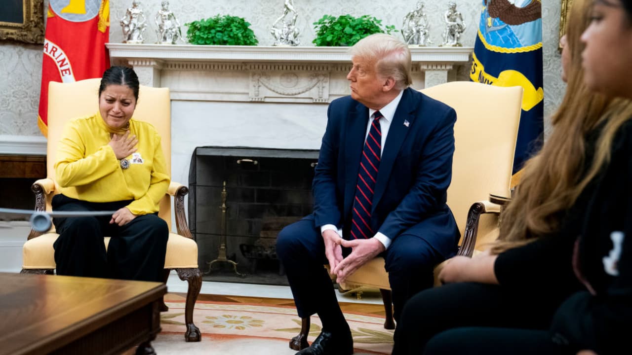 La familia de la soldado se reunió con el presidente Donald Trump en la Casa Blanca. La mamá de la joven le pidió al mandatario que se investigara a fondo la base de Fort Hood y que apoyara la propuesta de ley que busca una reforma judicial militar.