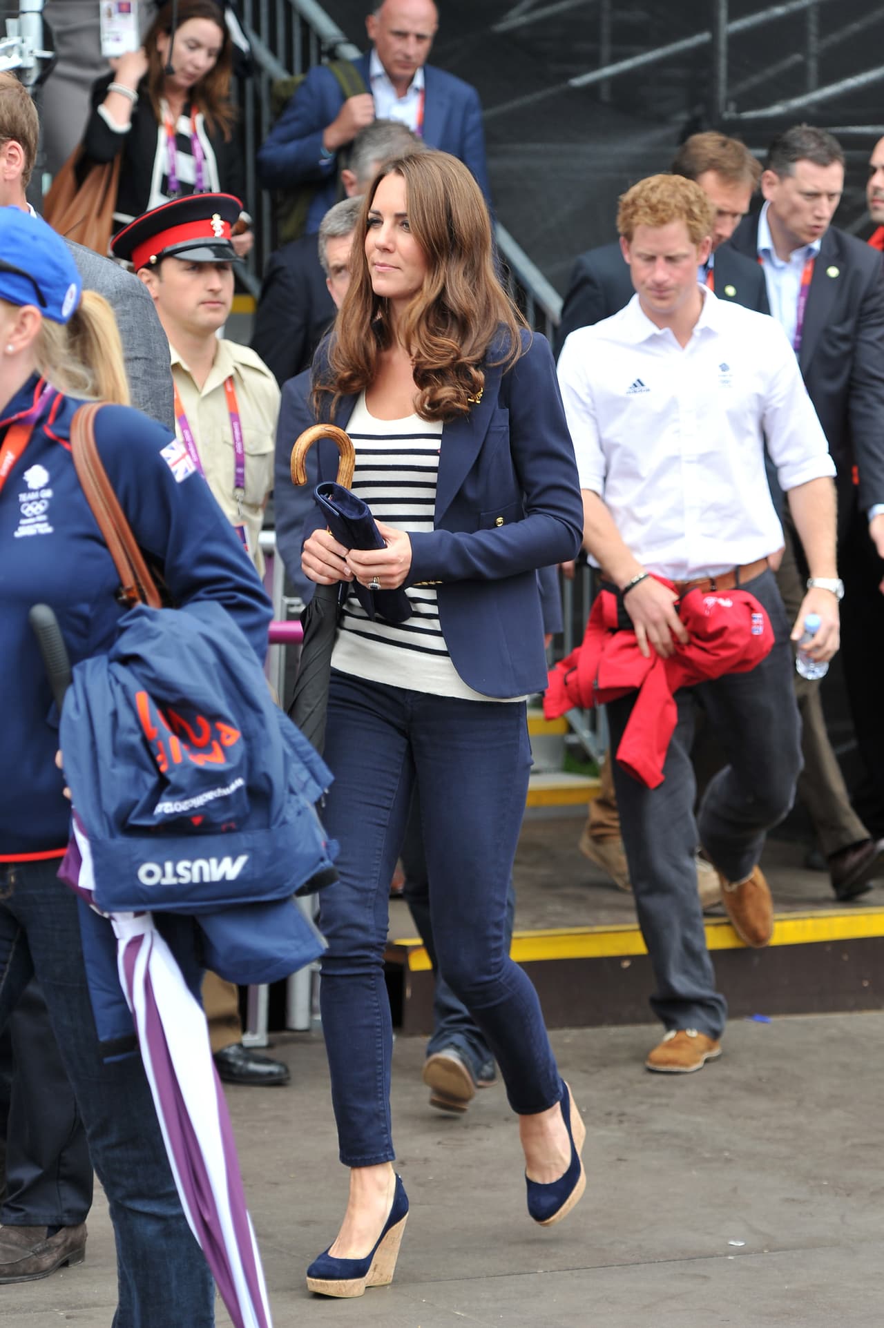 Algunos medios de comunicación como ¡Hola! destacaron que la princesa lució uno de los looks favoritos de Kate Middleton: 
<b><a href="https://mx.hola.com/moda/actualidad/20210830195233/princesa-leonor-camiseta-rayas-zapatillas-primer-dia-clase-look/" target="_blank">el estilo marinero. </a></b>