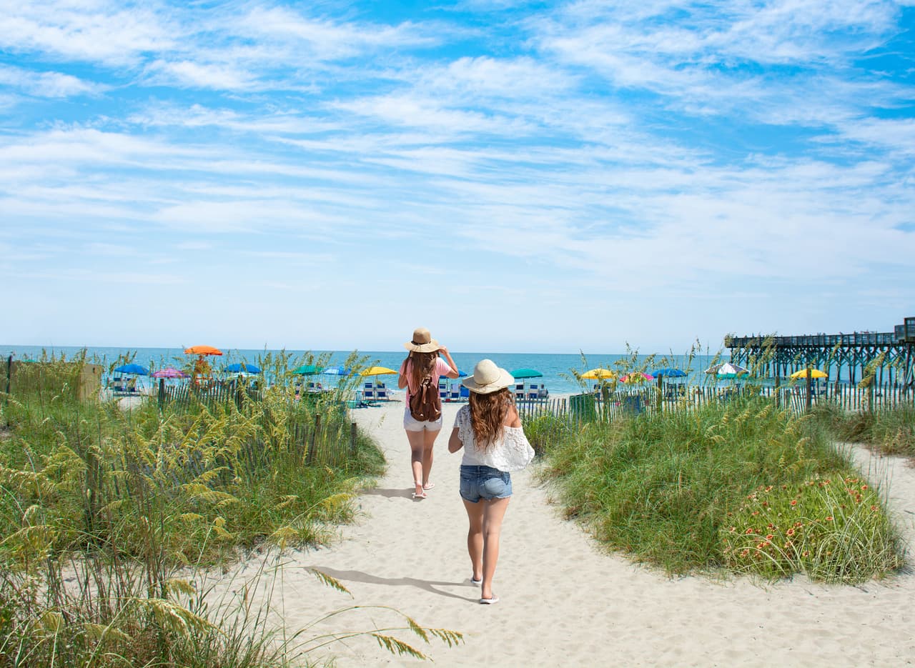 <b>Puesto. 20. Myrtle Beach, Carolina del Sur. </b>Si busca una buena playa para pasear en motos de agua, surfear, pescar en alta mar o simplemente descansar, este es un gran destino. Especialmente en verano, esta ciudad costera ofrece una variedad de actividades gratuitas, como conciertos al aire libre y entretenimiento nocturno para toda la familia. Recuerde que algunos destinos pueden estar afectados por la pandemia de
<a href="https://www.univision.com/temas/coronavirus"> <u>covid-19</u></a>, se recomienda consultar los CDC y el Departamento de Estado antes de viajar.