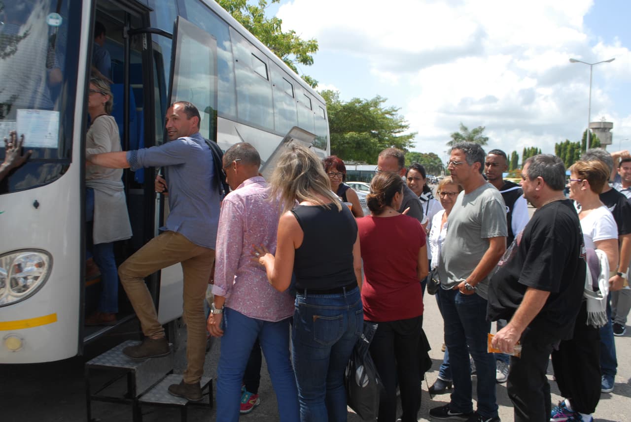 Los pasajeros fueron trasladados a hoteles en autobús.
