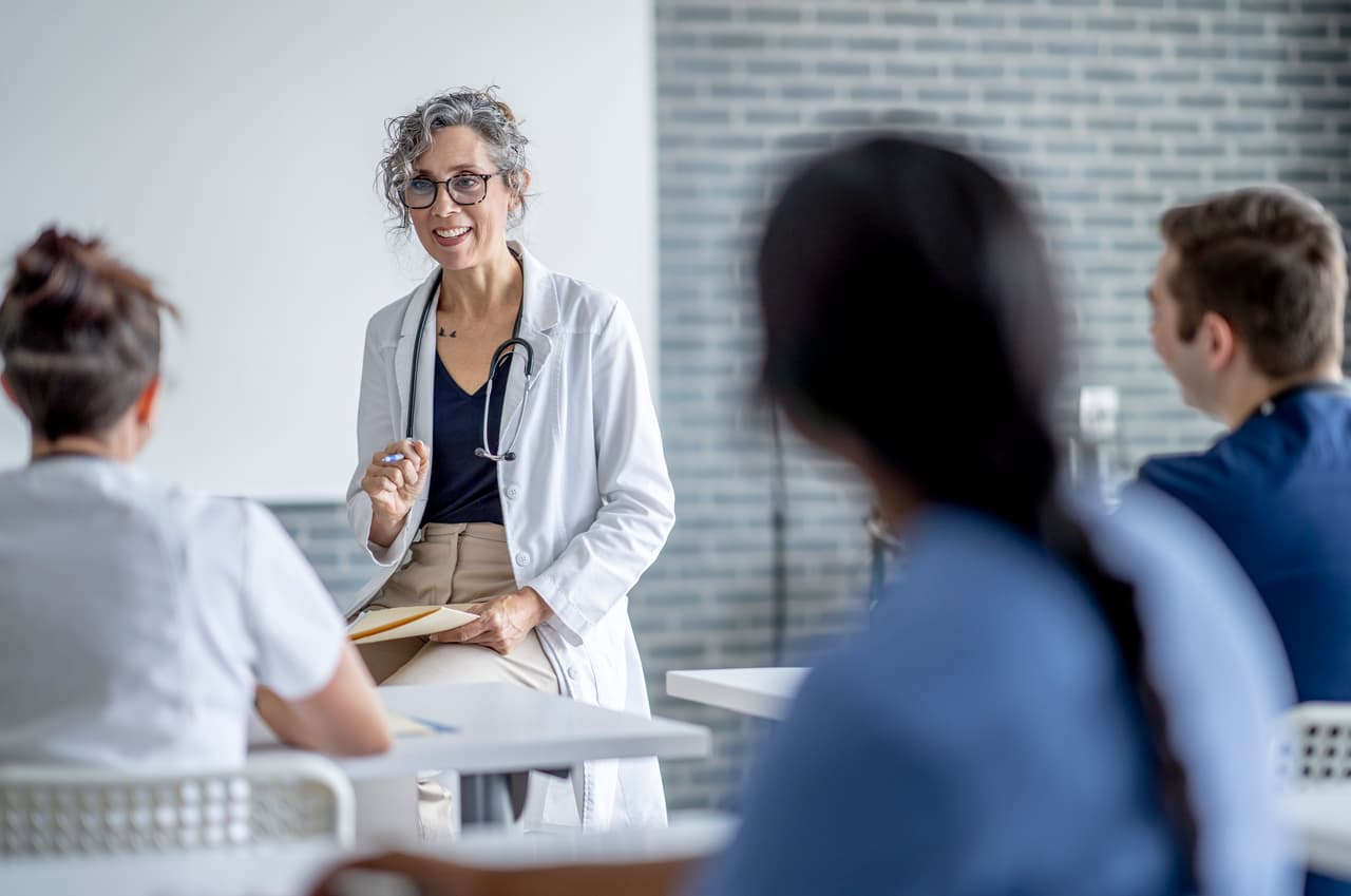 <h2 class="cms-H2-H2">7. Profesor de entrenamiento médico</h2>
<br>
<br>➡️
<b> Expectativa de crecimiento en la demanda: </b>24.1%
<br>
<br>➡️ 
<b>Salario promedio:</b> $102,720 por año.
<br>
<br>La mayoría de este tipo de profesores trabajan en universidades, otras instituciones educativas u hospitales y se especializan en la formación de adultos en temas de salud. Dependiendo del campo en el que se desee enseñar, un grado especializado será necesario. 
<br>