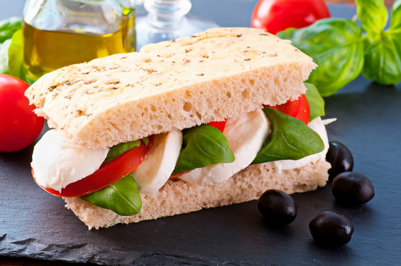 <b>Sándwich capresse</b>: esta es la forma más fácil de convertir una ensalada en un emparedado. Combina rodajas de queso mozarella, rodajas de tomate y hojas de albahaca. Vierte un poco de aceite de oliva y una piza de pimienta.