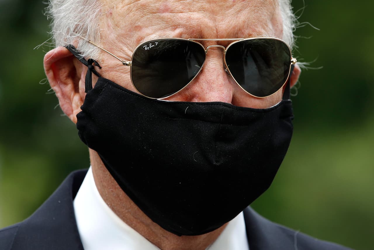 El proceso electoral de 2020, totalmente perturbado por el 
<a href="https://www.univision.com/temas/coronavirus">coronavirus,</a> mantiene a Biden en campaña pero prácticamente sin salir de casa. Luego de varias semanas, el virtual candidato salió a presentar honores a un cementerio de veteranos en New Castle, Delaware, en Memorial Day (25 de mayo).