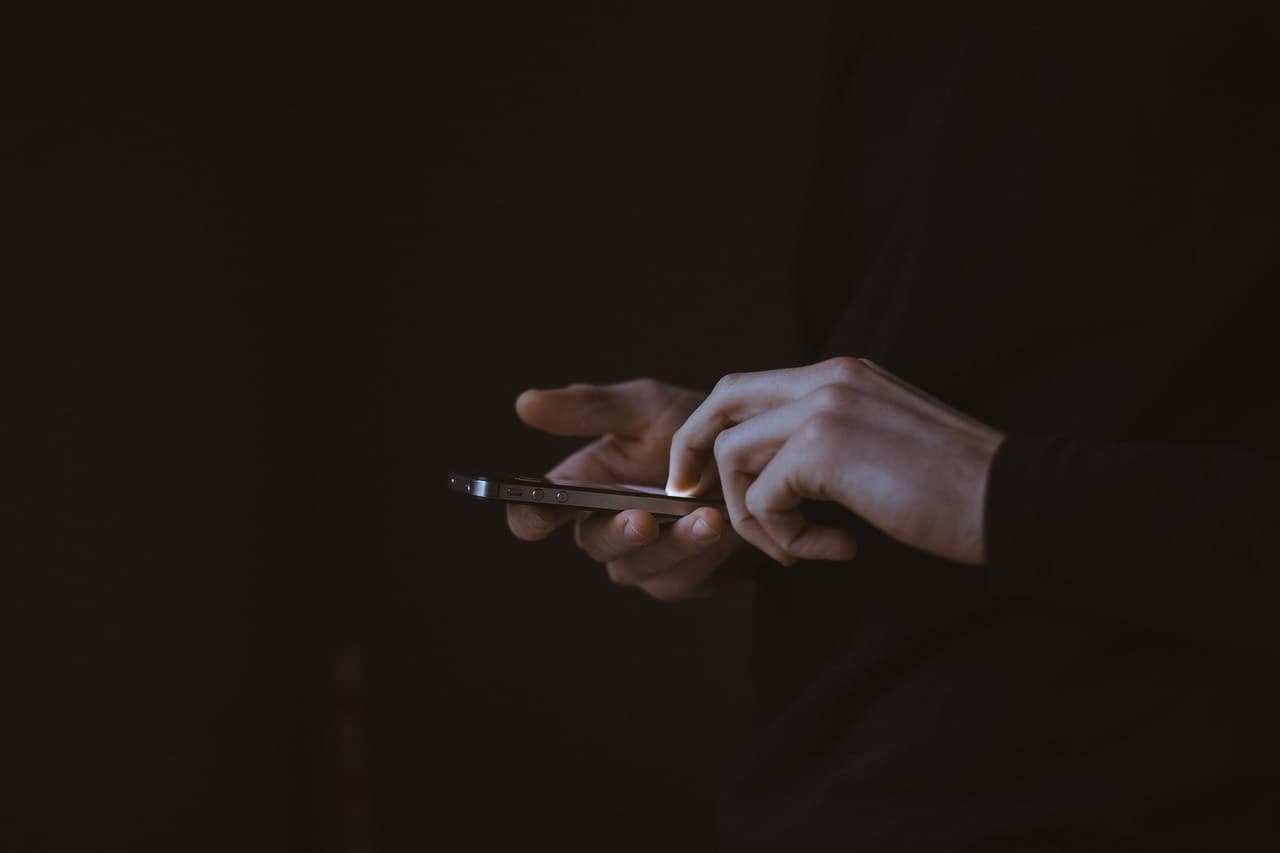 De acuerdo con el FBI, ‘sextorsión’ o extorsión sexual es un delito grave que se produce cuando alguien amenaza con distribuir su material privado y sensible si no le proporciona imágenes de naturaleza sexual, favores sexuales o dinero.
<br>
<br>De acuerdo con la policía de la Universidad Estatal de Texas, estos tipos de delitos rara vez se informan, pero con frecuencia ocurren con estudiantes universitarios.