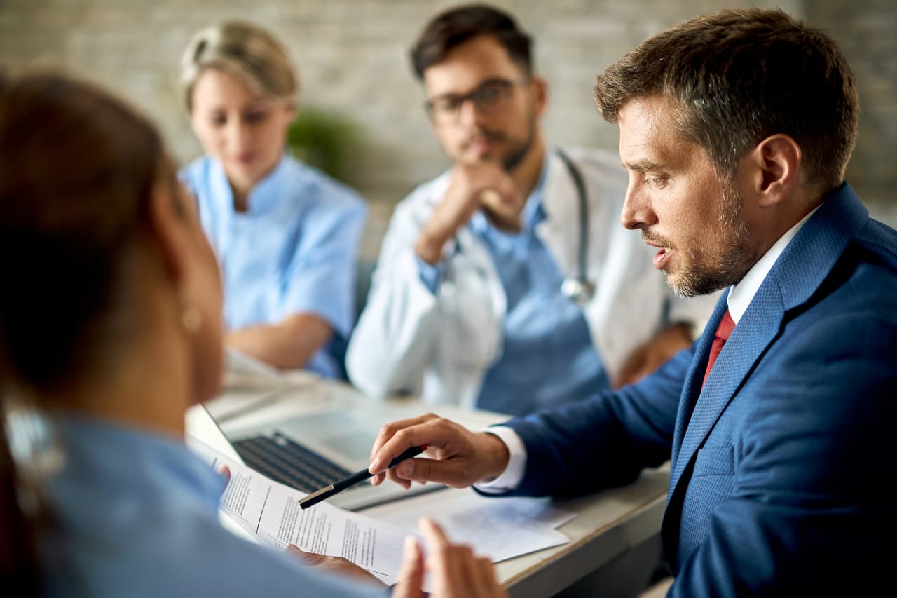 <b>Puesto 8. Gerentes de servicios médicos y de salud.</b>
<br>
<br>Número de nuevos trabajos proyectados entre 2019 y 2029: 133,200.
<br>
<br>Salario promedio anual (2019): 100,980 dólares.
<br>
<br>Estos trabajadores dirigen y coordinan las actividades comerciales de los proveedores de atención médica.