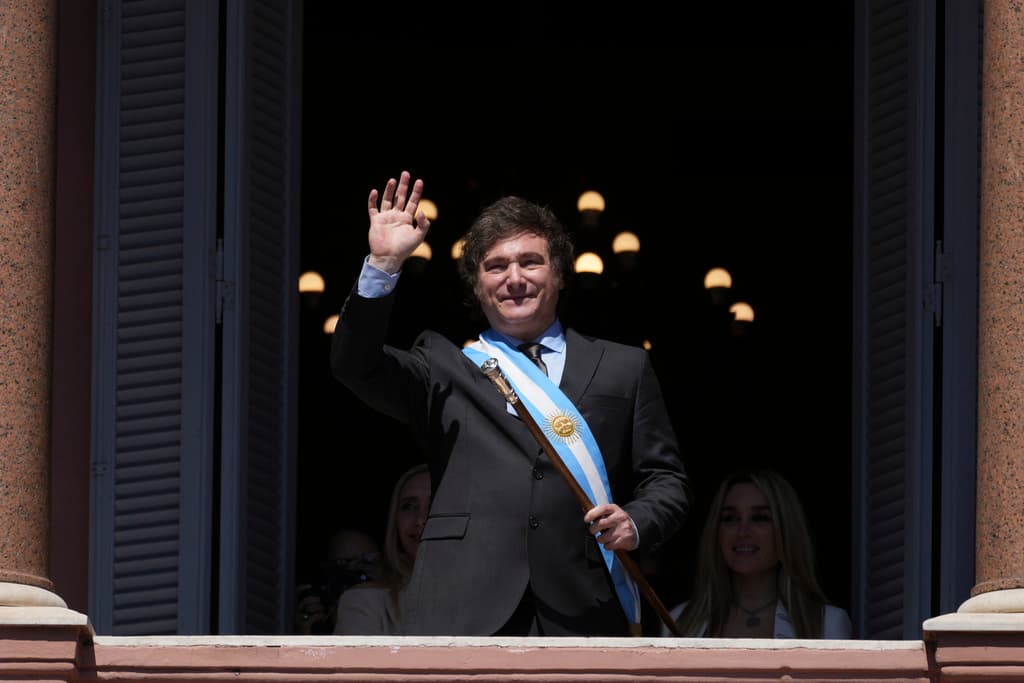 Argentina devalúa su moneda y recorta subsidios: estas son las 10 medidas de 'shock' del nuevo gobierno de Javier Milei
