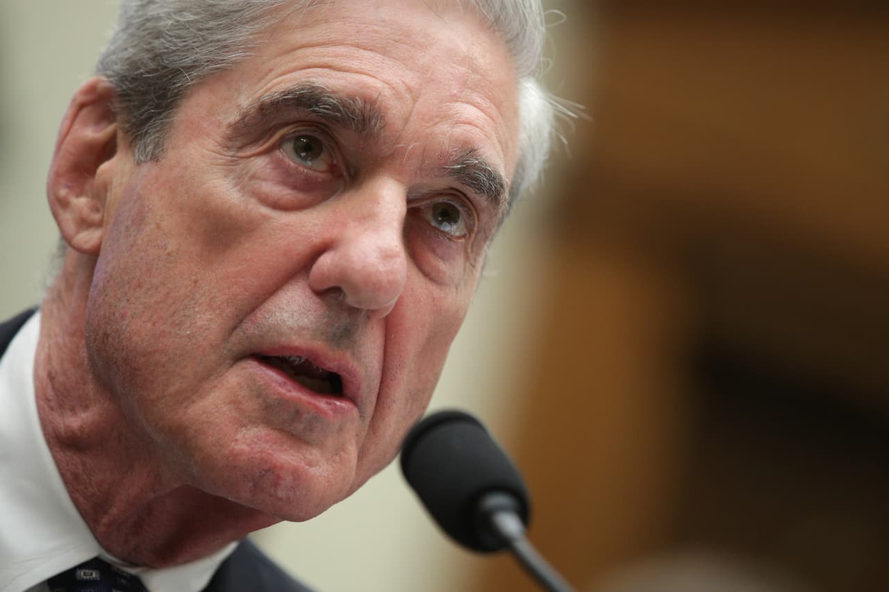 La búsqueda de la palabra exculpar (exculpate en inglés) aumentó un 23,000% después de que el fiscal especial Robert Mueller dijo en una audiencia en julio: 
<b>"El presidente <a href="https://www.univision.com/noticias/politica/no-fue-exonerado-mueller-desmiente-a-trump-pero-no-impulsa-la-causa-democrata-en-su-contra">no ha sido exculpado</a> de los actos que presuntamente cometió"</b>. Exculpar o exonerar, precisa el Merriam Webster, es cuando una persona es liberada de una supuesta falta o culpa. Mueller habló ese día sobre las acusaciones de obstrucción de la justicia que se hicieron en contra de Trump luego de despedir en abril de 2017 al entonces director del FBI 
<b><a href="https://www.univision.com/temas/james-comey" target="_blank">James Comey</a></b>.