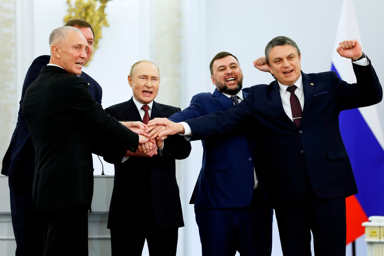 El 21 de septiembre, Putin ordena la impopular movilización de 300,000 reservistas, una medida que lleva a cientos de miles de hombres a huir a países vecinos para evitar el reclutamiento. Al mismo tiempo, Rusia organiza apresuradamente votaciones ilegales para anexarse las regiones ucranianas de Donetsk, Lugansk, Jersón y Zaporiyia. El 30 de septiembre, firma documentos para incorporar a la Federación Rusa las cuatro regiones en una ceremonia en el Kremlin.