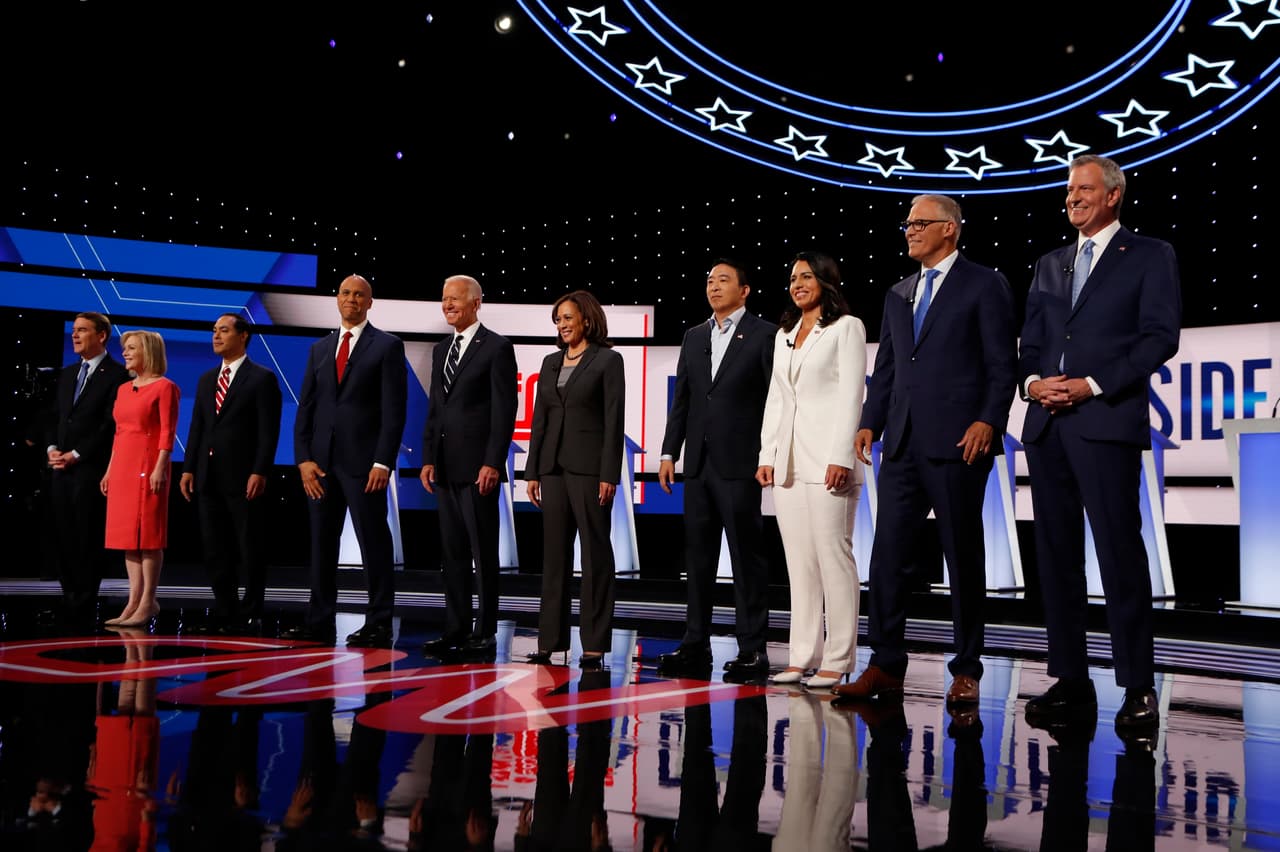 Los participantes del segundo debate demócrata, de izquierda a derecha: 
<b>Michael Bennet, Kirsten Gillibrand, Julian Castro, Cory Booker, Joe Biden, Kamala Harris, Andrew Yang, Tulsi Gabbard, Jay Inslee y Bill de Blasio</b>.