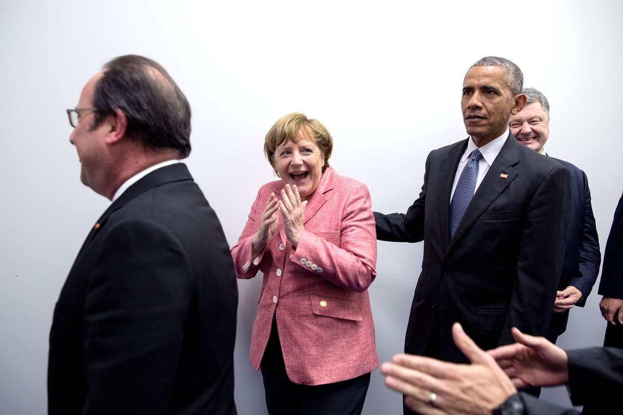 <b>9 de julio</b>. La canciller alemana Angela Merkel reacciona con sorpresa cuando pensaba que todos los líderes europeos debían posar para una foto en un estrecho pasillo en Varsovia, Polonia. Finalmente solo tenían que pasar por el pasillo para acceder a una sala.