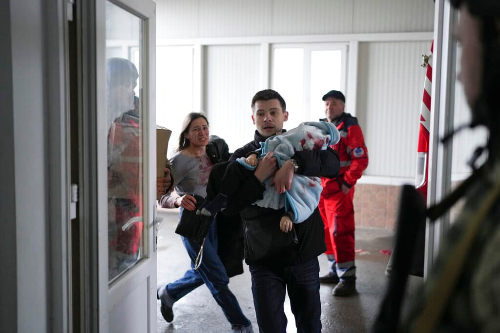 <b>Los niños, las principales víctimas de la guerra</b>
<br>
<br>Un devastador informe de Unicef publicado esta semana concluye que 
<b>en Ucrania han muerto al menos dos niños cada día de guerra y otros muchos han sido heridos.</b> Las cifras son conservadoras. Según el reporte, la mayoría de las víctimas fueron por “ataques con armas explosivas en zonas pobladas”. La agencia de la ONU estima que actualmente 5.2 millones de niños ucranianos necesitan asistencia humanitaria; tres millones dentro del país y más de 2.2 millones en países de acogida. Cerca de 2 de cada 3 niños en Ucrania han sido desplazados de sus hogares. Además, muchas infraestructuras básicas para los niños, como escuelas y hospitales, han sido destruidas o dañadas. A ellos se suma que, mientras huyen de la violencia en plena guerra, los menores corren mayor riesgo de separación familiar, abuso, explotación y tráfico sexual. El costo emocional y de salud mental de esta guerra para los más pequeños es incalculable. 
<br>En la imagen, que también dio la vuelta al mundo, un fotógrafo capturó el momento en que unos desesperados padres irrumpen en un hospital con su niño entre los brazos. Ya sin vida, los médicos no pudieron hacer nada. 
<a href="https://www.univision.com/noticias/mundo/guerra-rusia-ucrania-ultimas-noticias-bombardeos-en-mariupol-muerte-civiles-fotos">Mira aquí la trágica secuencia de fotos</a>.
