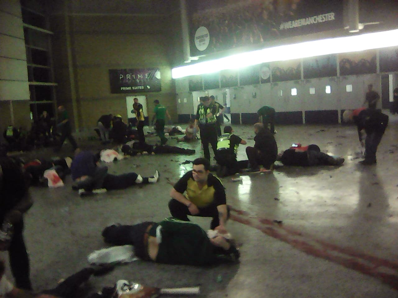 <b><a href="http://www.univision.com/noticias/explosiones/habian-cuerpos-por-todos-lados-asi-ocurrio-la-explosion-que-dejo-19-muertos-en-manchester" target="_blank">"Había cuerpos por todos lados"</a></b>, dijo Elena Semino al diario 
<i>The Guardian,</i> una sobreviviente del ataque. Testigos citados por la cadena BBC indicaron que 
<b>en pocos segundos el área del Arena de Manchester, que tiene una capacidad para unas 21,000 personas, se convirtió en una zona de guerra </b>