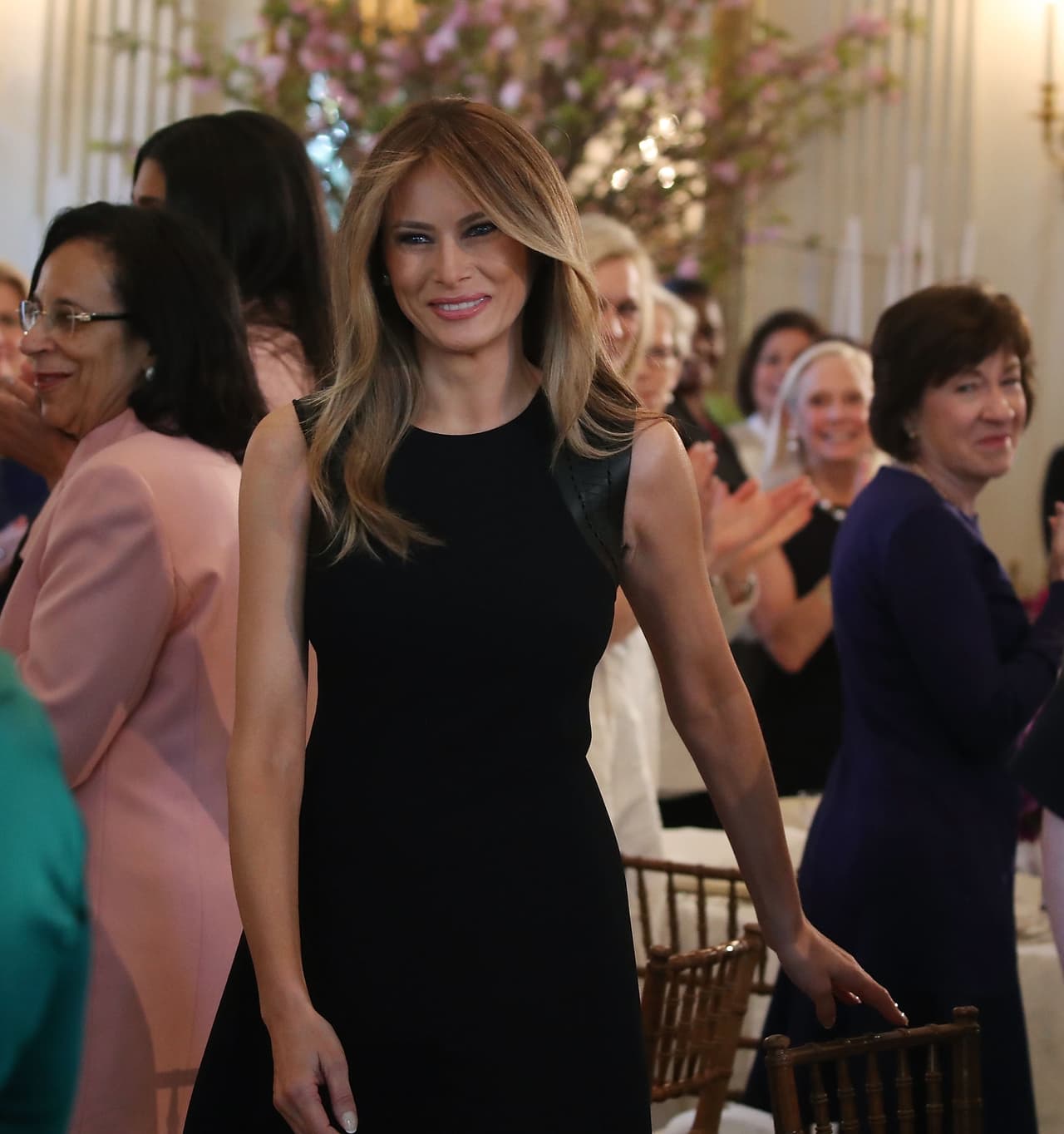 Melania Trump, lejos de perder popularidad, escala en las encuestas y, si su estilo está influenciado en este ascenso, vale la pena darle un vistazo a qué está haciendo bien. Durante las celebraciones del Día Internacional de la Mujer, la primera dama lideró un almuerzo de mujeres en la Casa Blanca alardeando 
<b>un vestido negro de Ralph Lauren con hombreras de cuero con un precio de 2,490 dólares.</b>