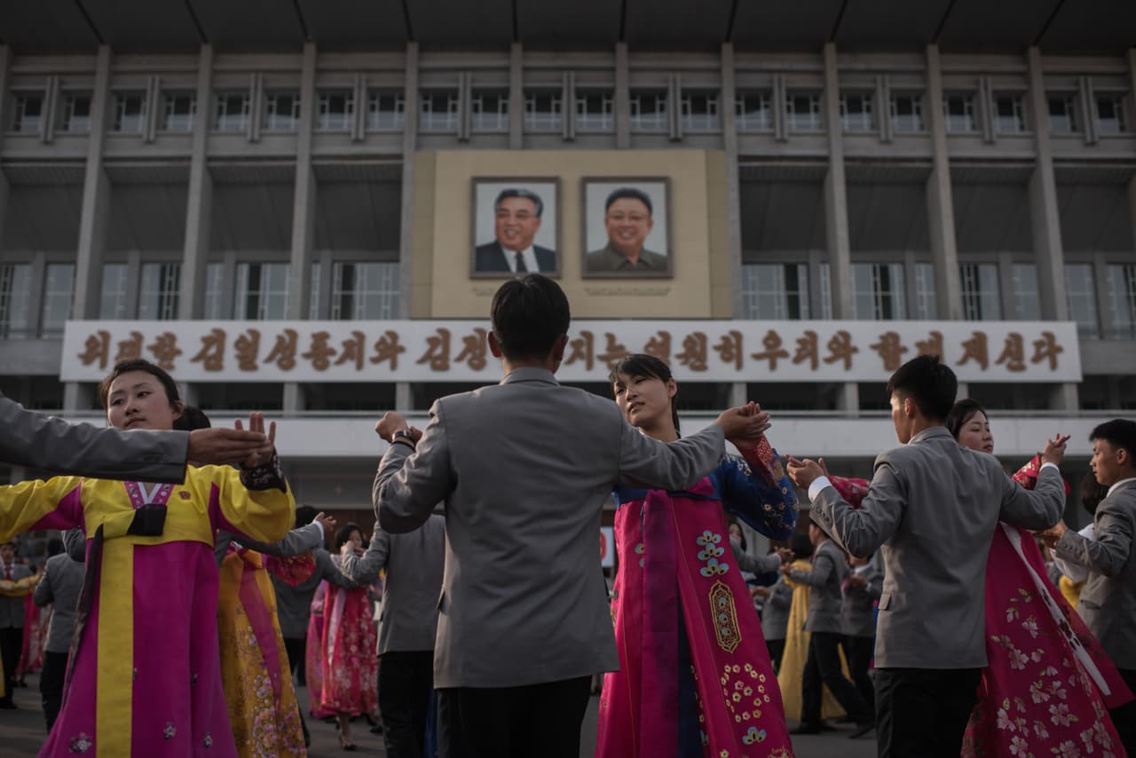 El gobierno de Corea del Norte suele tener una retórica belicista, amenazando a EEUU, Corea del Sur y el resto del mundo con represalias militares cada vez que se siente amenazado por los países de la comunidad internacional que le son hostiles. En cambio, este 9 de abril fue festivo en el país comunista, en celebración del día en el que Kim Jong-il, padre del actual presidente, fue nombrado jefe de la Comisión Nacional de Defensa, cargo que compartiría a partir de 1997 con el de Secretaría General del Partido de los Trabajadores de Corea del Norte en sustitución de su fallecido padre Kim Il-sung.