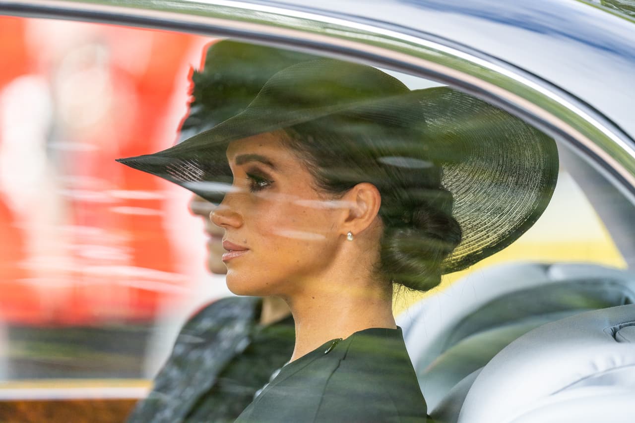 Los sentimientos estuvieron a flor de piel para Markle, quien lleva casi dos semanas separada de sus hijos Archie (3 años) y 
<a href="https://www.univision.com/famosos/lilibet-diana-hija-meghan-markle-principe-harry-conocio-reina-isabel">Lilibet (1), quien lleva ese nombre en honor a la reina</a>. Los pequeños han estado bajo el cuidado de Doria Ragland, madre de Meghan en su residencia actual en Montecito, California.