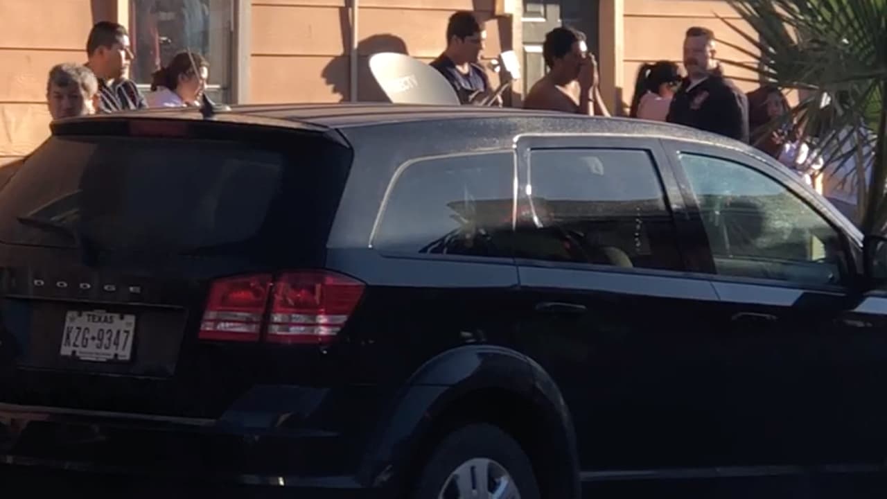 Las autoridades pidieron a los residentes evacuar la propiedad y aclararon que el fuego se expandía.
