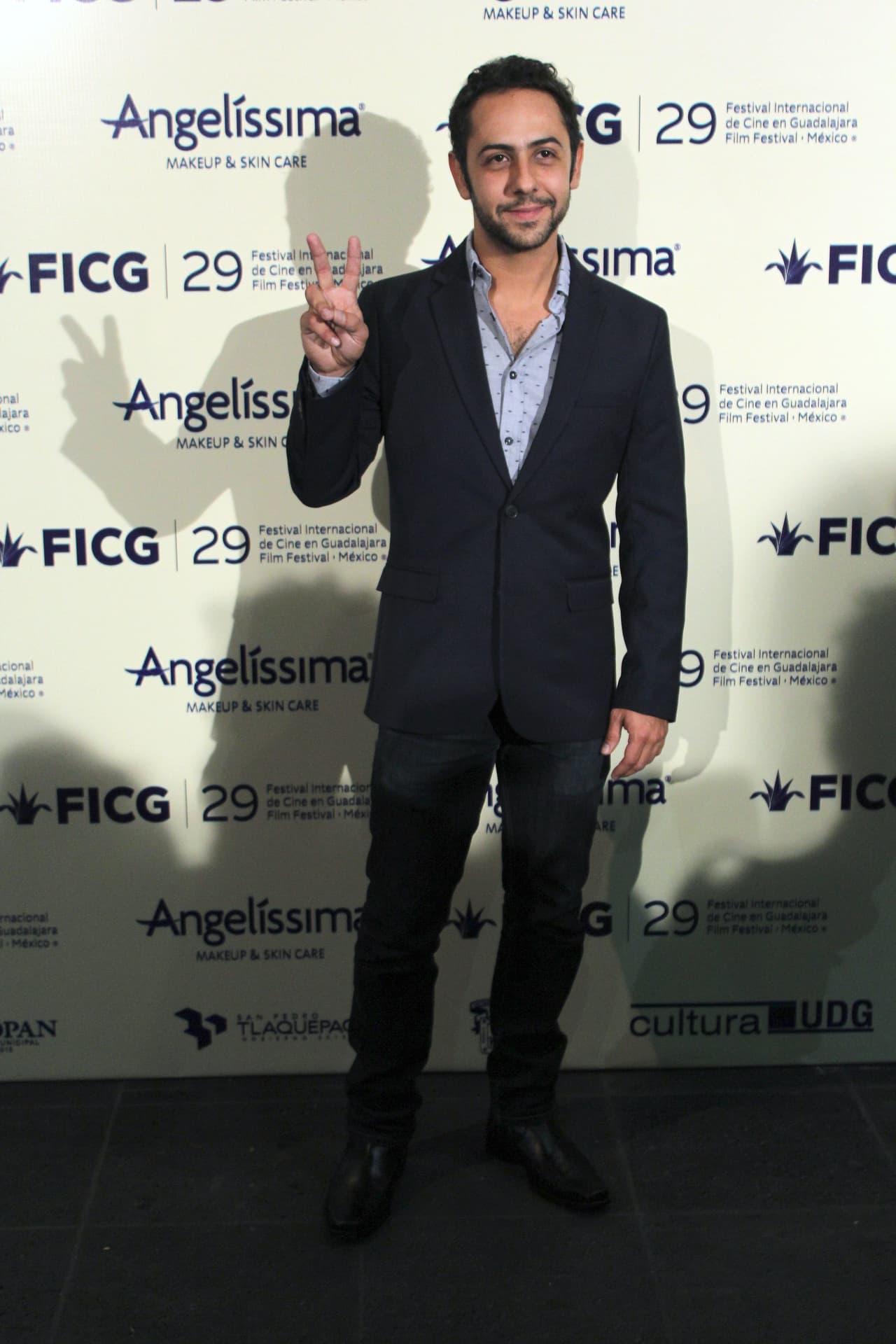 <b><a href="http://www.univision.com/temas/humberto-busto">Humberto</a></b> ha protagonizado varios cortometrajes entre los que destacan 
<i>Volemos tomados de la mano, La moral en turno, Solo </i>y
<i> Juego de manos</i>, entre otros.