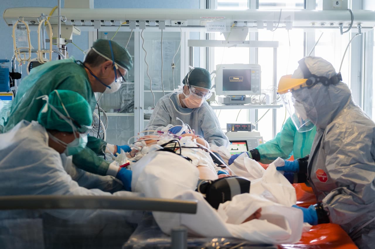 <b> Italia muy golpeada (29 de marzo). </b>A principios de abril este país superaba los 13,000 fallecidos, la cantidad de casos supera la capacidad del sistema sanitario. La fotografía muestra la preparación de un paciente para su traslado en Cremona, una de las ciudades más afectadas por la pandemia al norte del páis.