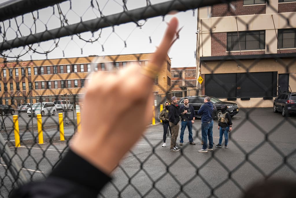 En un video del altercado compartido con The Associated Press, se escucha cuando al alcalde de Newark le advierten que van a salir a arrestarlo. Claramente, él responde "no estoy en su propiedad. No pueden salir a la calle y arrestarme”.
<br>
<br>Pero sí pasó.