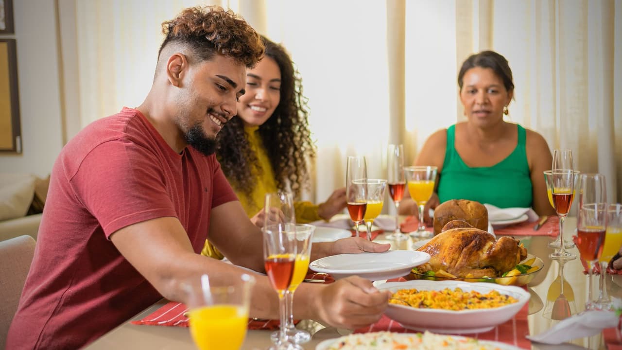 <b>🏠 Celebra en casa:</b> Las cenas en restaurantes pueden ser costosas. Si tu presupuesto es ajustado, organiza una reunión navideña en casa. Cocinar y decorar en tu propio hogar te permite disfrutar de un ambiente familiar y cálido sin los gastos extra de un restaurante.